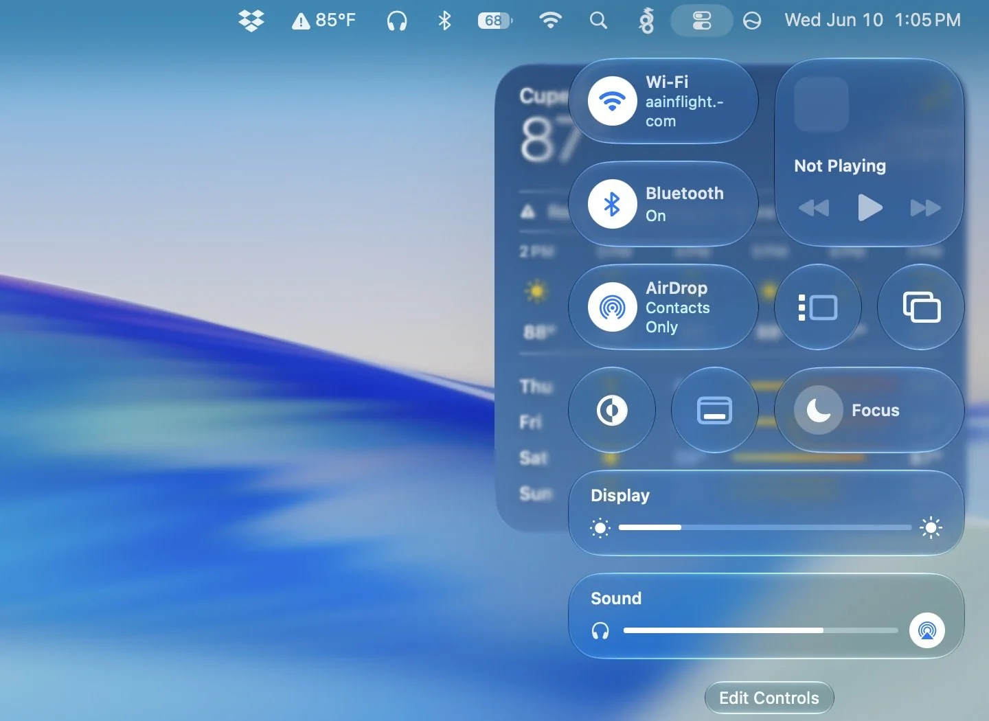 Tampilan menu bar macOS 27 Golden Gate dengan slider transparansi Liquid Glass
