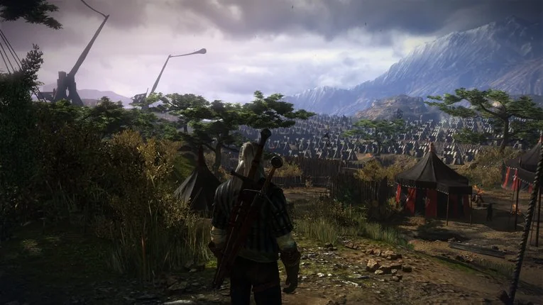 Gerald berdiri di tengah camp army di The Witcher 2