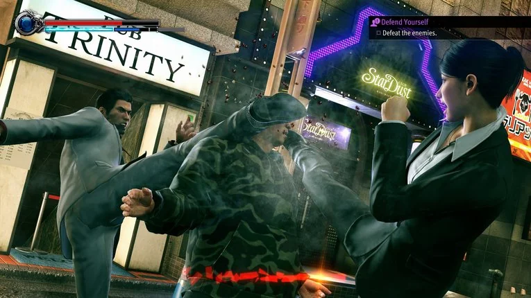 Kiryu dan Female Protagonist menendang lawan di wajah