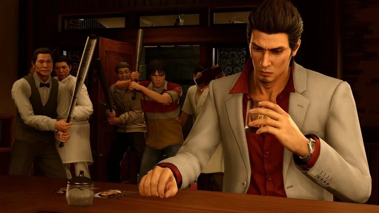 Kazuma Kiryu di bar dan di kepung oleh musuh bersenjata